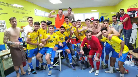 El Orihuela celebra en el vestuario la victoria ante el Hércules B El Orihuela celebra en el vestuario la victoria ante el Hércules B