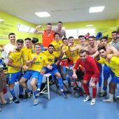 El Orihuela celebra en el vestuario la victoria ante el Hércules B El Orihuela celebra en el vestuario la victoria ante el Hércules B