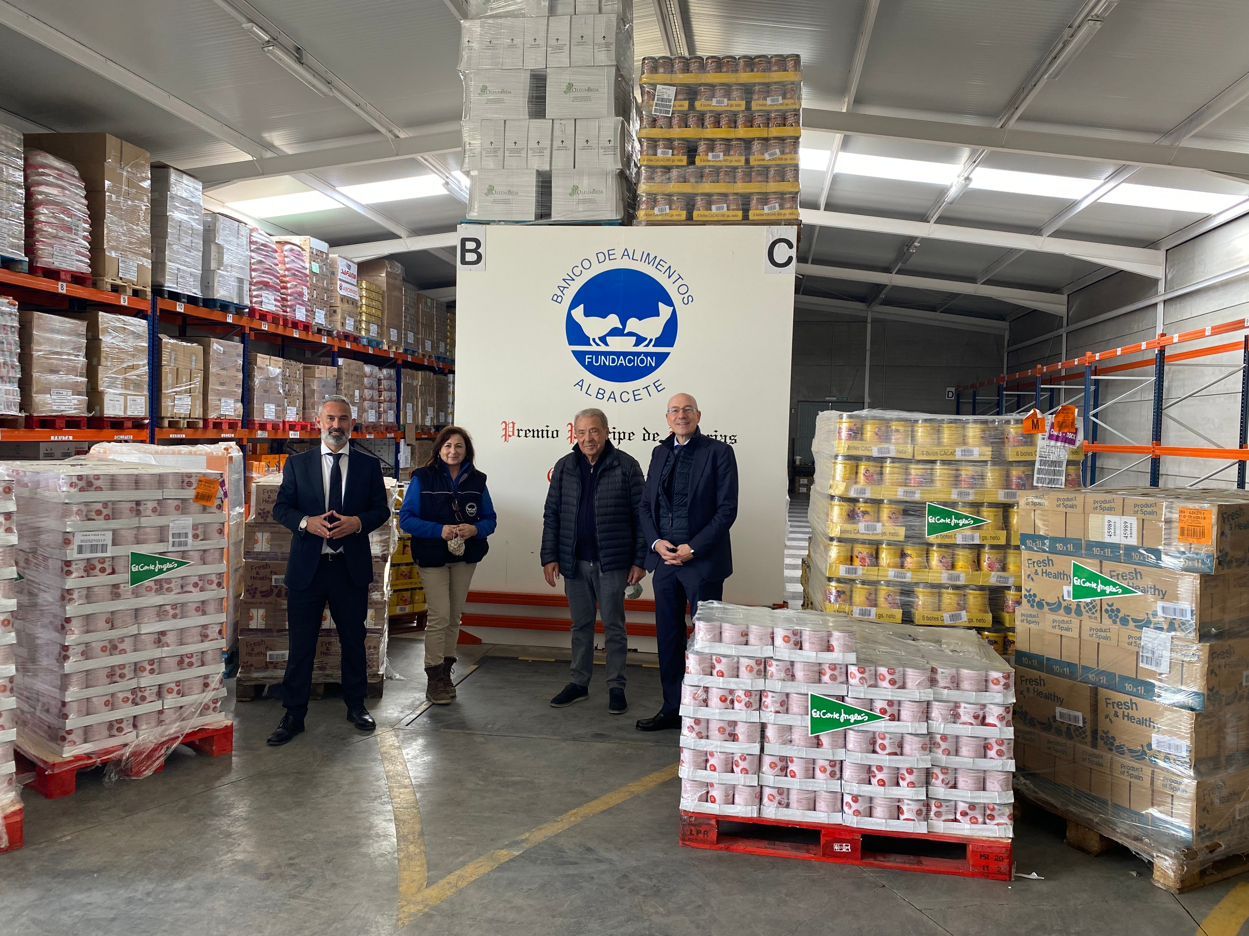 El Corte Ingles entrega 5, 7 toneladas de comida al Banco de Alimentos de Albacete El Corte Ingles entrega 5, 7 toneladas de comida al Banco de Alimentos de Albacete
