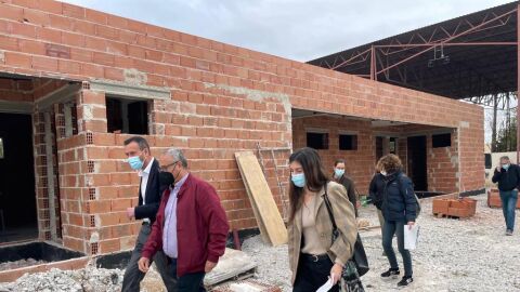 El alcalde de Elche y el concejal de Deportes visitan las obras de remodelación del polideportivo de Los Palmerales. El alcalde de Elche y el concejal de Deportes visitan las obras de remodelación del polideportivo de Los Palmerales.