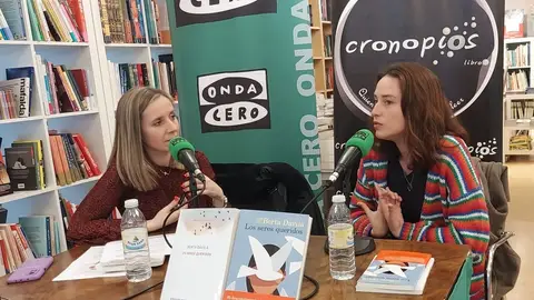 A escritora Berta Dávila durante a presentación da súa novela "Os seres queridos" con Susana Pedreira na librería Cronopios de Pontevedra Entre micros e libros