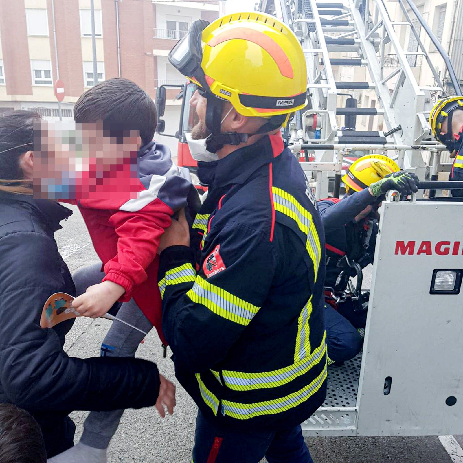 Los bomberos del Consorcio de Alicante rescatan a un niño de 3 años que se había quedado encerrado en su habitación Los bomberos del Consorcio de Alicante rescatan a un niño de 3 años que se había quedado encerrado en su habitación