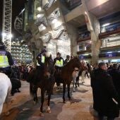 Varios policías vigilan el comportamiento de aficionados presentes en el Bernabéu.