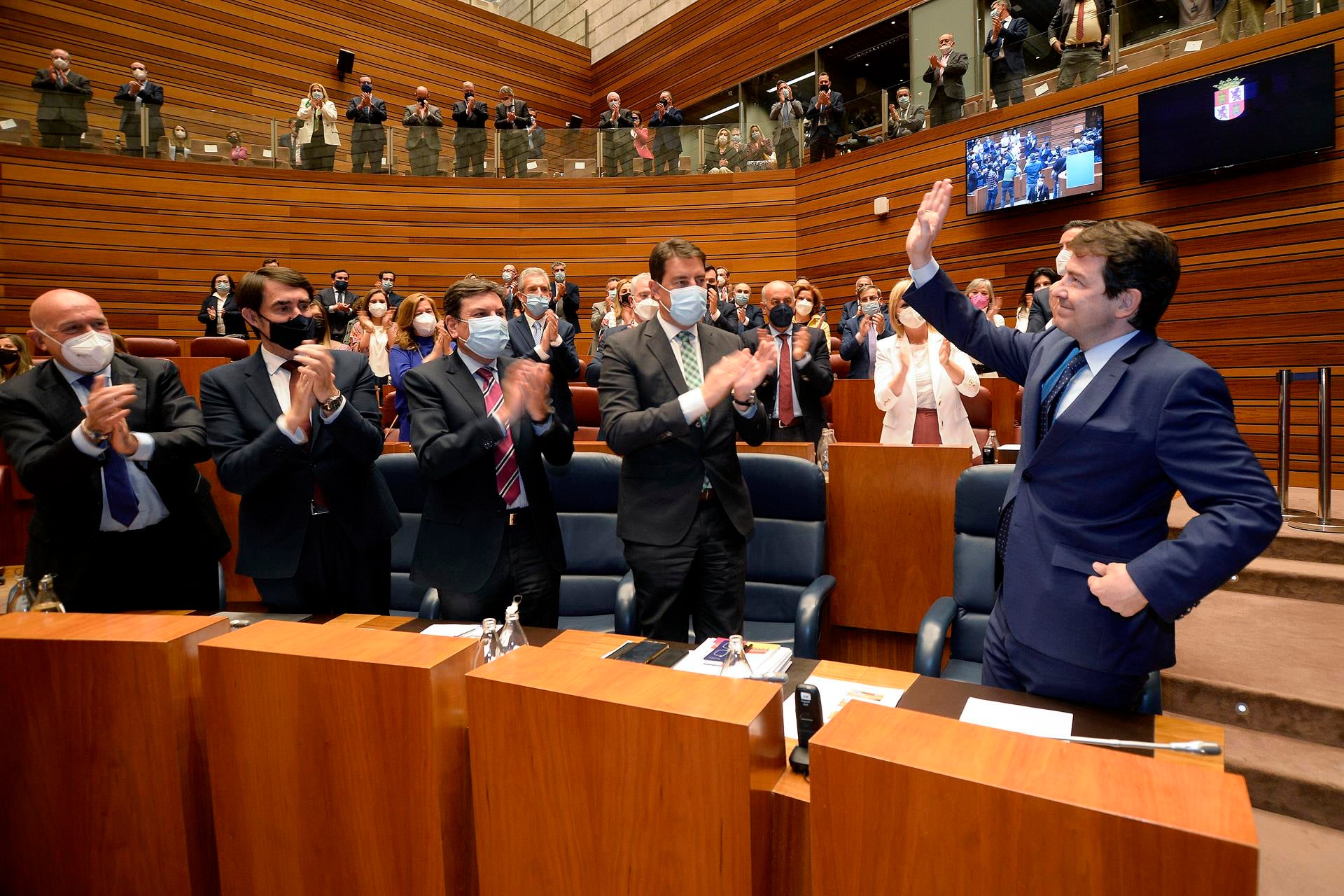 Tertulia: El abrazo del PP a Vox Tertulia: El abrazo del PP a Vox