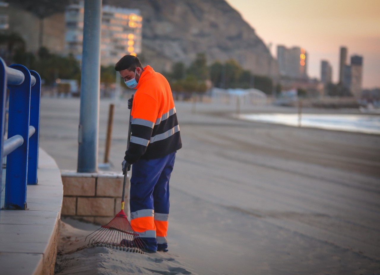Las calles y playas de Alicante limpias con 31 equipos mecanizados y 79 operarios Las calles y playas de Alicante limpias con 31 equipos mecanizados y 79 operarios