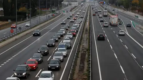 Imagen de tráfico en las carreteras. Imagen de tráfico en las carreteras. / Efe