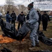 Personas cargando a un muerto en la guerra en Ucrania