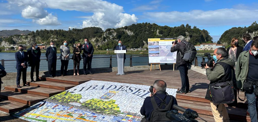 La Ministra de Transportes, Raquel Sánchez, ha presentado esta mañana el proyecto de ampliación del puente Dionisio de la Huerta en Ribadesella La Ministra de Transportes, Raquel Sánchez, ha presentado esta mañana el proyecto de ampliación del puente Dionisio de la Huerta en Ribadesella
