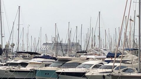 El primero de los buques que atracan en Alicante esta Semana Santa 