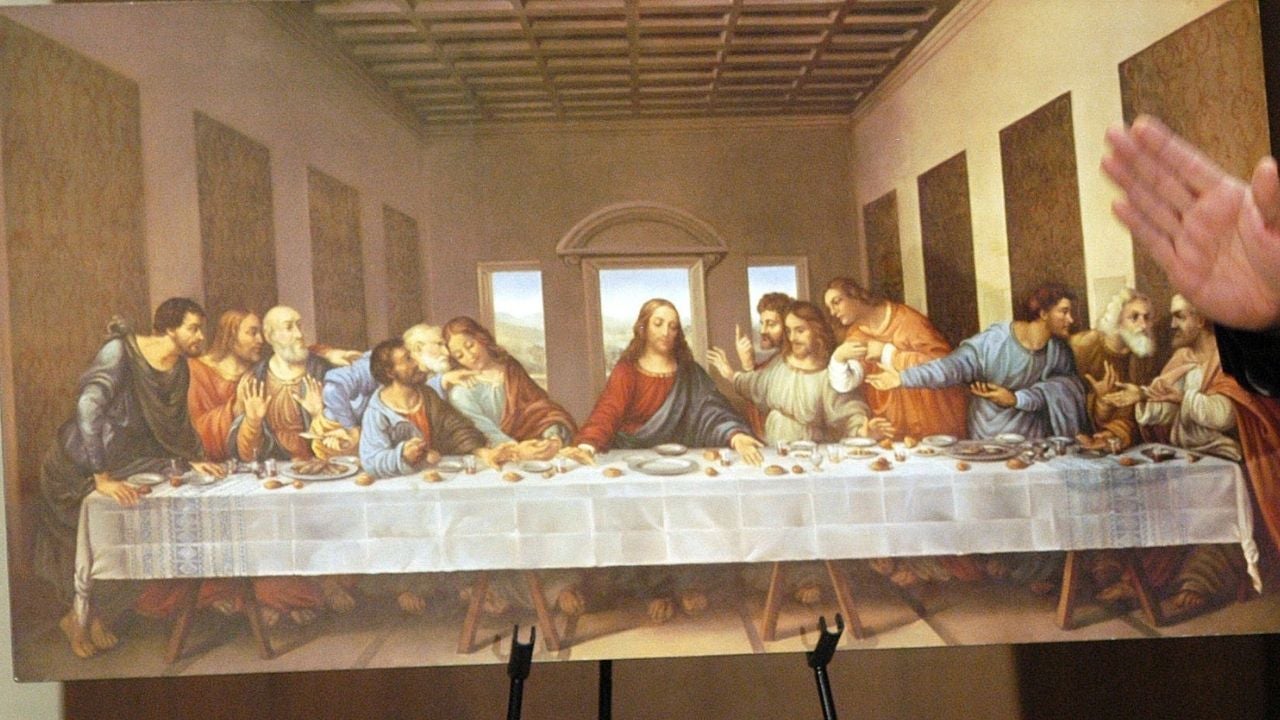 ¿Por qué en la última cena se sientan todos en el mismo lado? ¿Por qué en la última cena se sientan todos en el mismo lado?