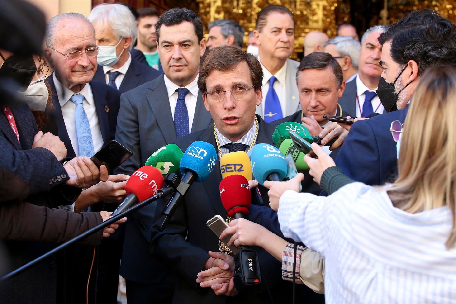Almeida insiste en que habló con Luis Medina para agradecerle la donación Almeida insiste en que habló con Luis Medina para agradecerle la donación