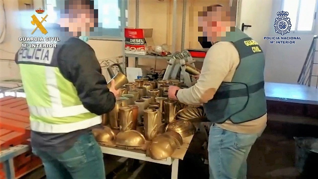 Detenido tras robar elementos ornamentales en nichos de los cementerios de Elda y Petrer Detenido tras robar elementos ornamentales en nichos de los cementerios de Elda y Petrer