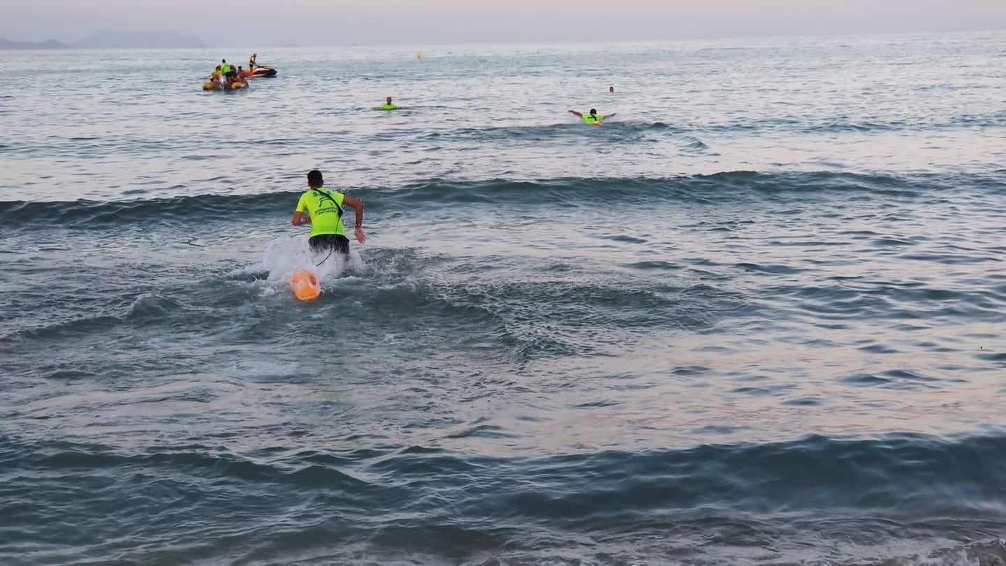 La rápida intervención de los socorristas evita el ahogamiento de una familia en El Campello La rápida intervención de los socorristas evita el ahogamiento de una familia en El Campello