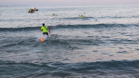 Un momento del complicado rescate en aguas de El Campello.