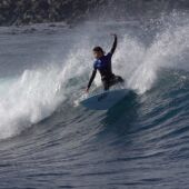 El murciano Mario Alcaraz, de 11 años, gana la prueba nacional de surf celebrada en Nigrán (Galicia)