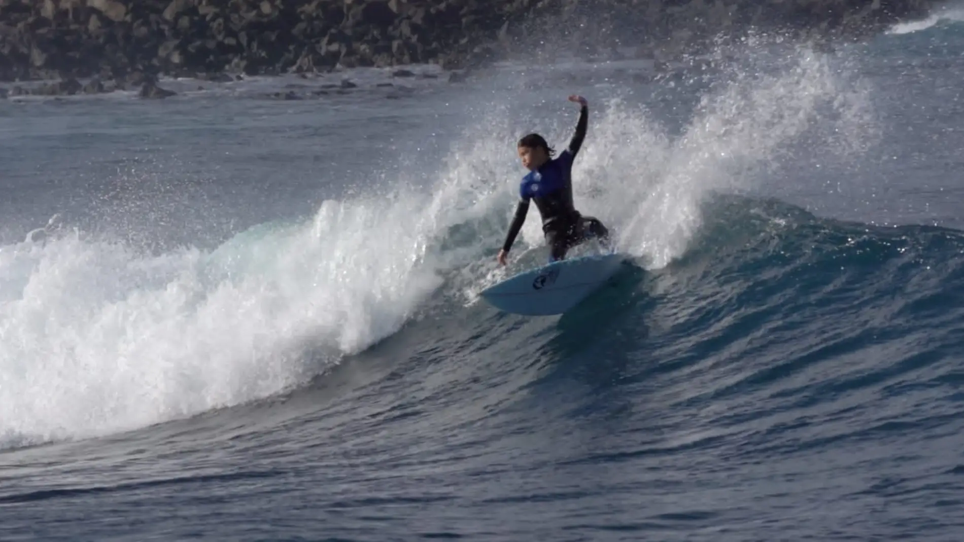 El murciano Mario Alcaraz, de 11 años, gana la prueba nacional de surf celebrada en Nigrán (Galicia)
