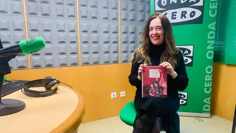 Mercedes Corbillón de la librería Cronopios en los estudios de Onda Cero Un alto en el camino