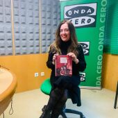 Mercedes Corbillón de la librería Cronopios en los estudios de Onda Cero