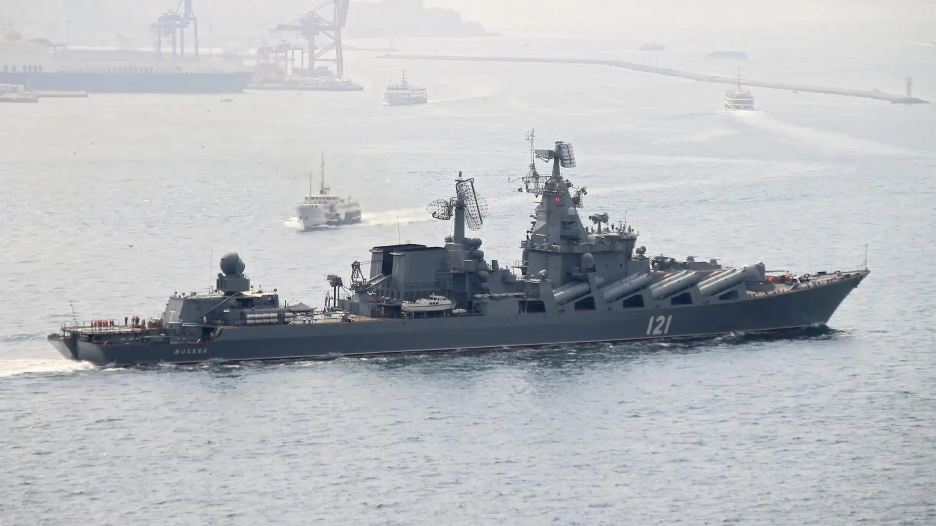 Rusia mueve sus barcos en el mar Negro tras los daños a su buque insignia Moskva