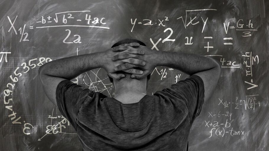 Un hombre anta un problema de matem&aacute;ticas | Foto: Pixabay