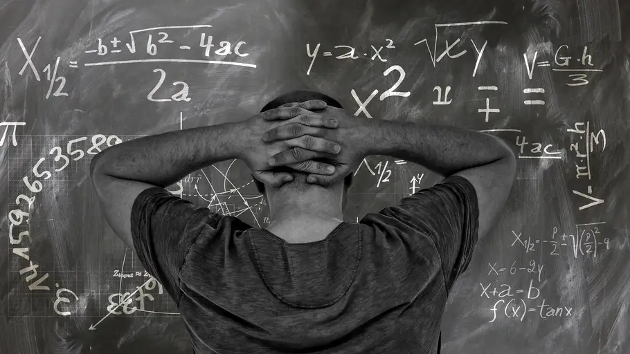 Un hombre anta un problema de matemáticas Un hombre anta un problema de matemáticas | Foto: Pixabay
