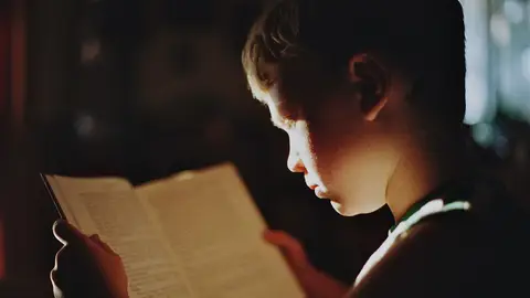 Un niño leyendo Un niño leyendo | Pixabay