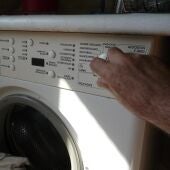 Un hombre poniendo una lavadora