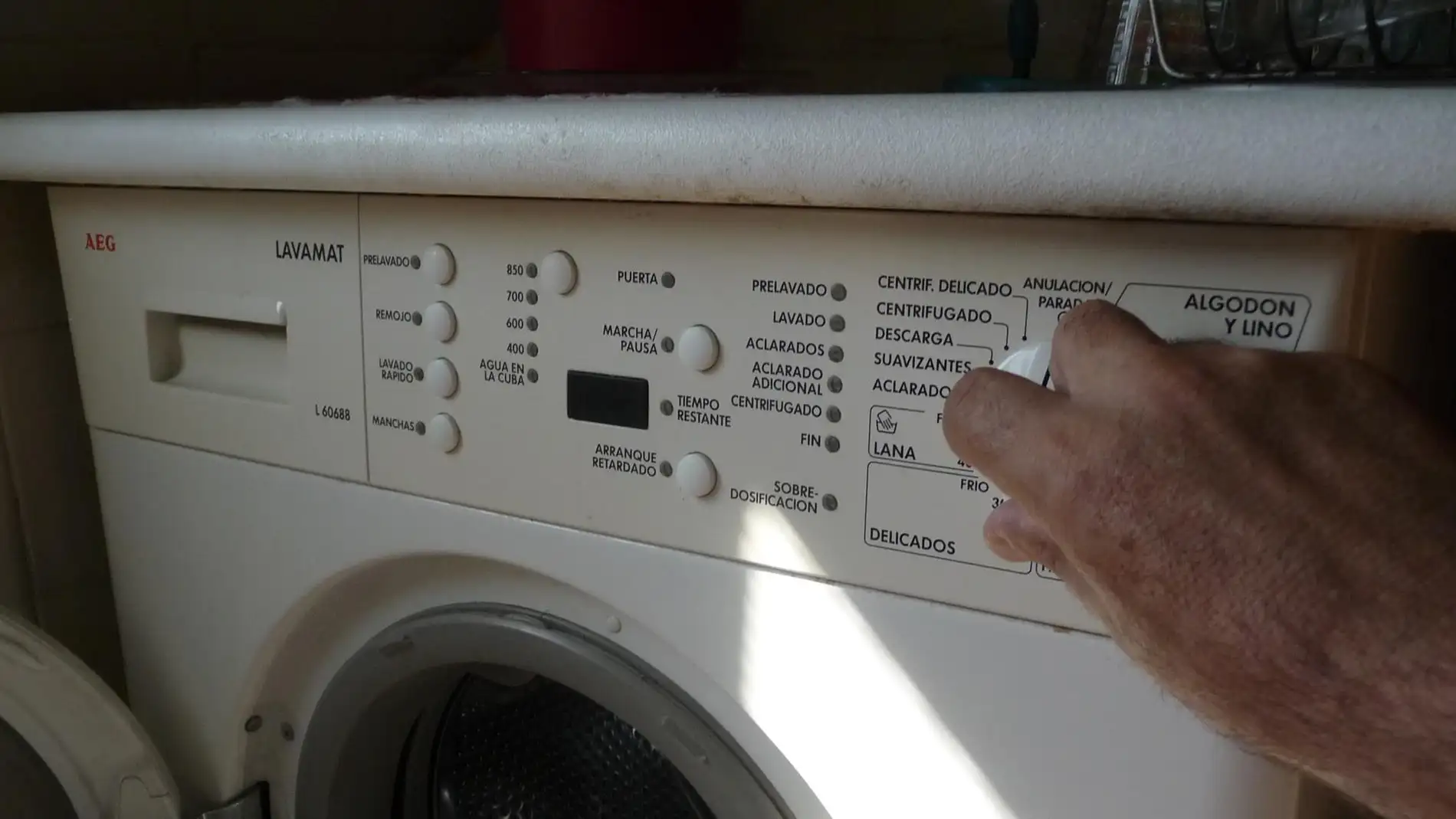 Un hombre poniendo una lavadora | Foto: EFE/Paco Torrente/
