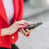 Fotografía de archivo de una persona mirando su teléfono móvil. / Pexels Fotografía de archivo de una persona mirando su teléfono móvil. / Pexels