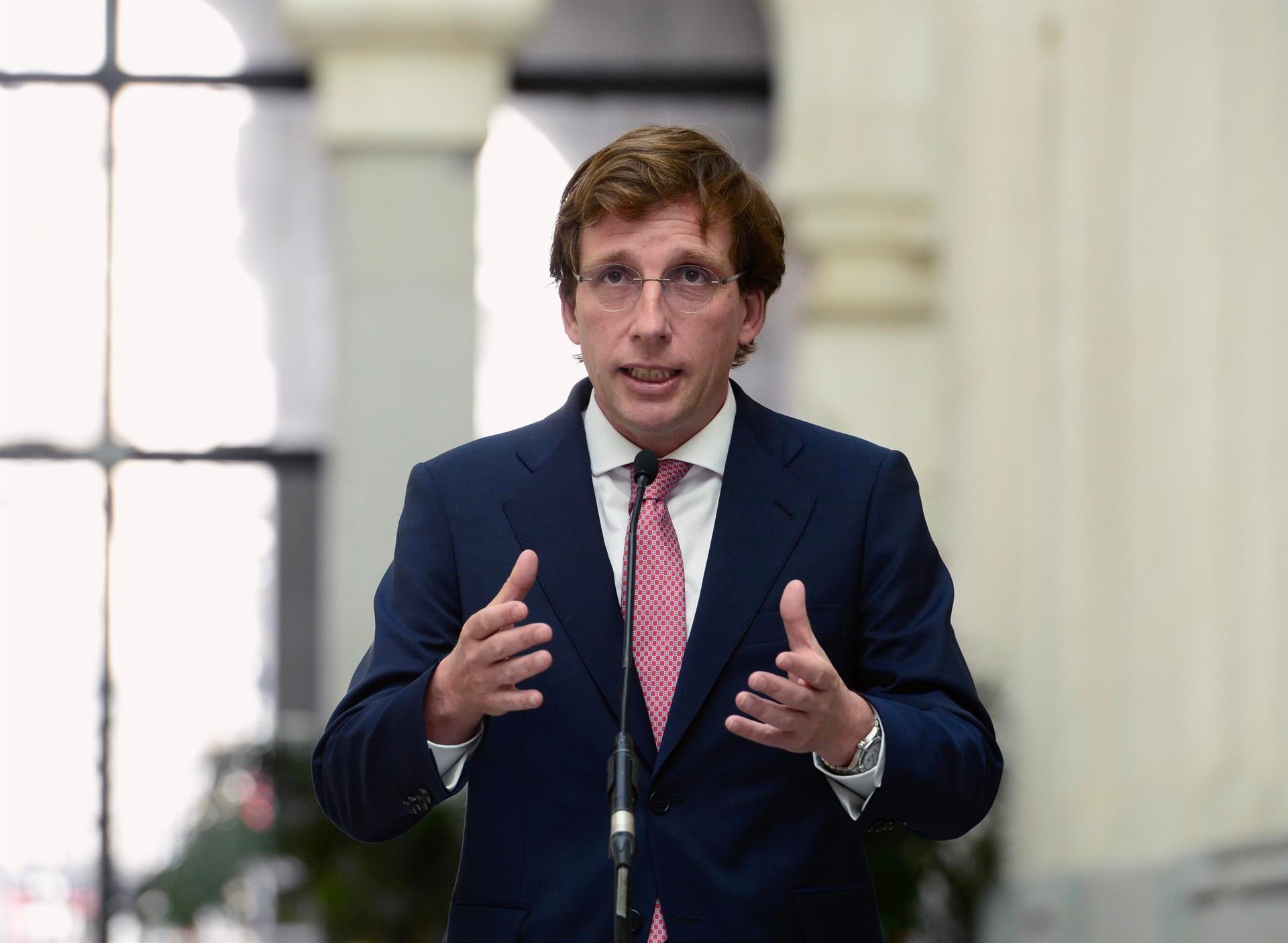 Almeida cuestiona que la Fiscalía solo investigue contratos de Madrid: "Suena extraño" Almeida cuestiona que la Fiscalía solo investigue contratos de Madrid: "Suena extraño"