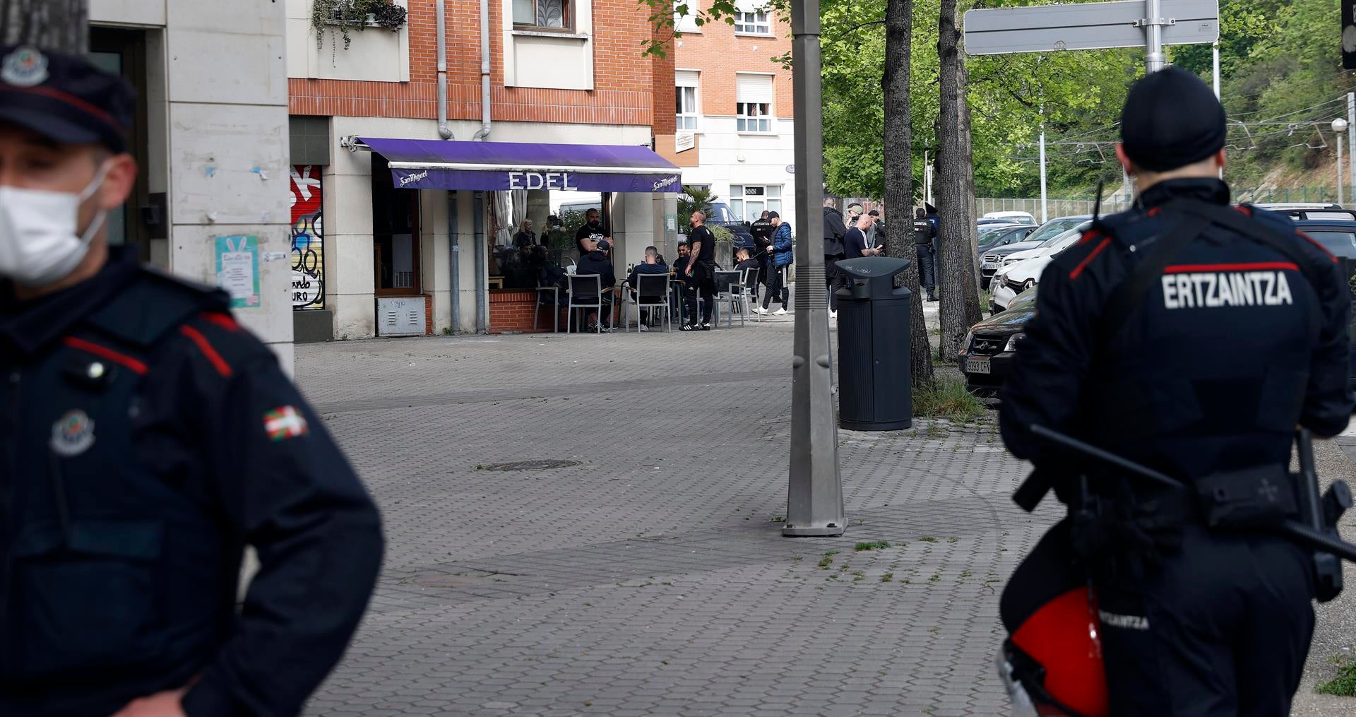 Varios heridos y dos detenidos en un altercado entre aficionados del Betis y de la Real Sociedad Varios heridos y dos detenidos en un altercado entre aficionados del Betis y de la Real Sociedad