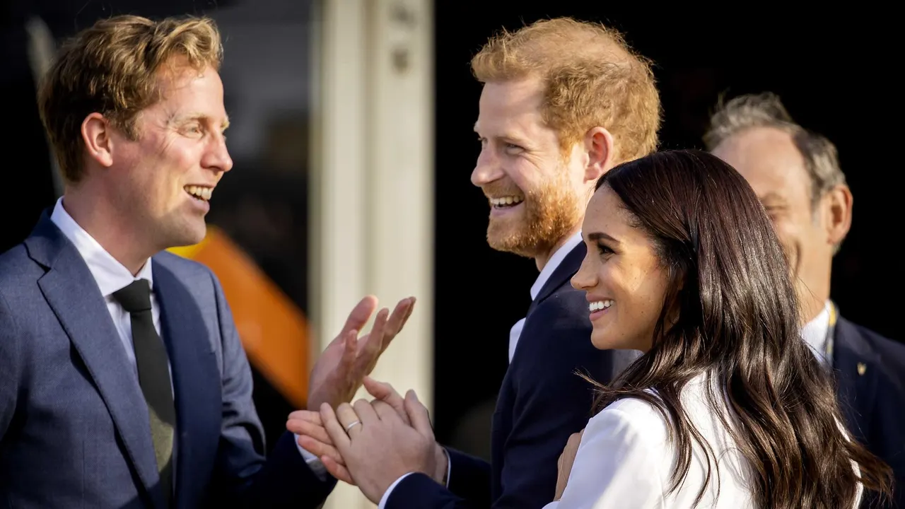 El Príncipe Harry y Meghan Markle visitan en Londres a la reina Isabel por primera vez en dos años