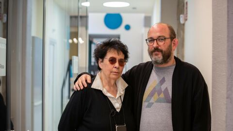 La guionista Lola Salvador, junto al presidente de DAMA, Borja Cobeaga, presenta el premio de gui&oacute;n que lleva su nombre
