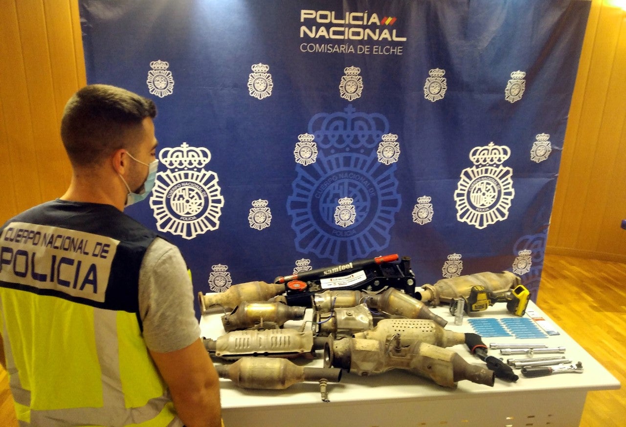 La Policía Nacional de Elche desarticula un grupo especializado en el robo de catalizadores de coches que operaba en distintas áreas de España La Policía Nacional de Elche desarticula un grupo especializado en el robo de catalizadores de coches que operaba en distintas áreas de España