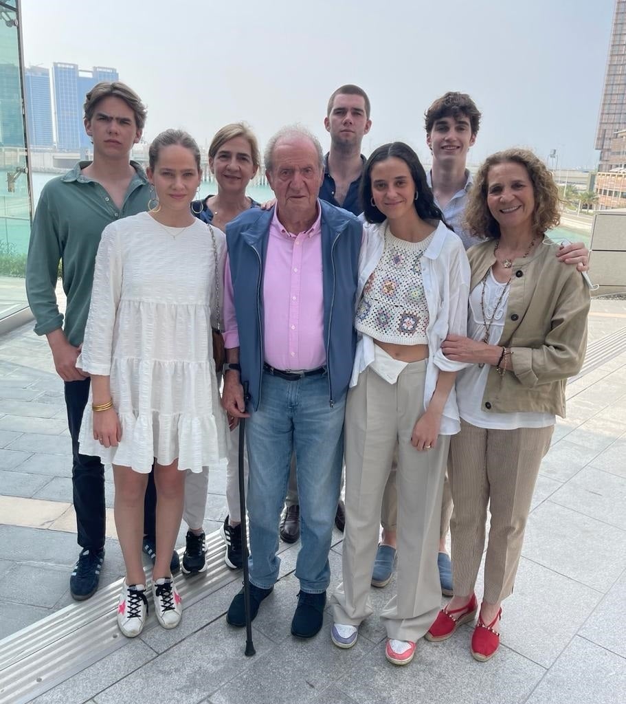 Juan Carlos I difunde otra foto junto sus hijas y nietos tras las sospechas de montaje Juan Carlos I difunde otra foto junto sus hijas y nietos tras las sospechas de montaje