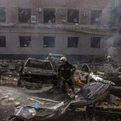Bomberos ucranianos trabajan junto a edificios dañados en la zona que fue alcanzada por el bombardeo de artillería rusa, en Kharkiv, al noreste de Ucrania
