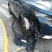 Estado del turismo que colisionó contra un bolardo en la calle Juan II Estado del turismo que colisionó contra un bolardo en la calle Juan II