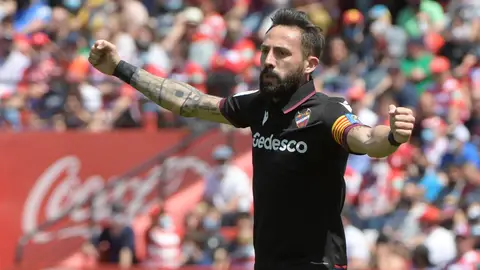 El capitán del Levante José Morales celebra el gol marcado por su compañero Dani Gómez al Granada
