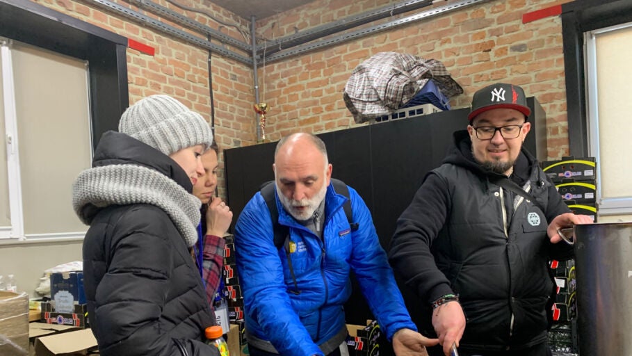 El chef Jos&eacute; Andr&eacute;s junto a un equipo de cocina en Ucrania