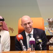 Luis Rubiales, presidente de la Federación Española de Fútbol, con un príncipe de Arabia Saudí 