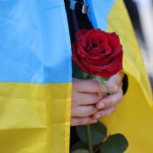 Imagen de archivo de una persona llevando una bandera de Ucrania como símbolo de solidaridad