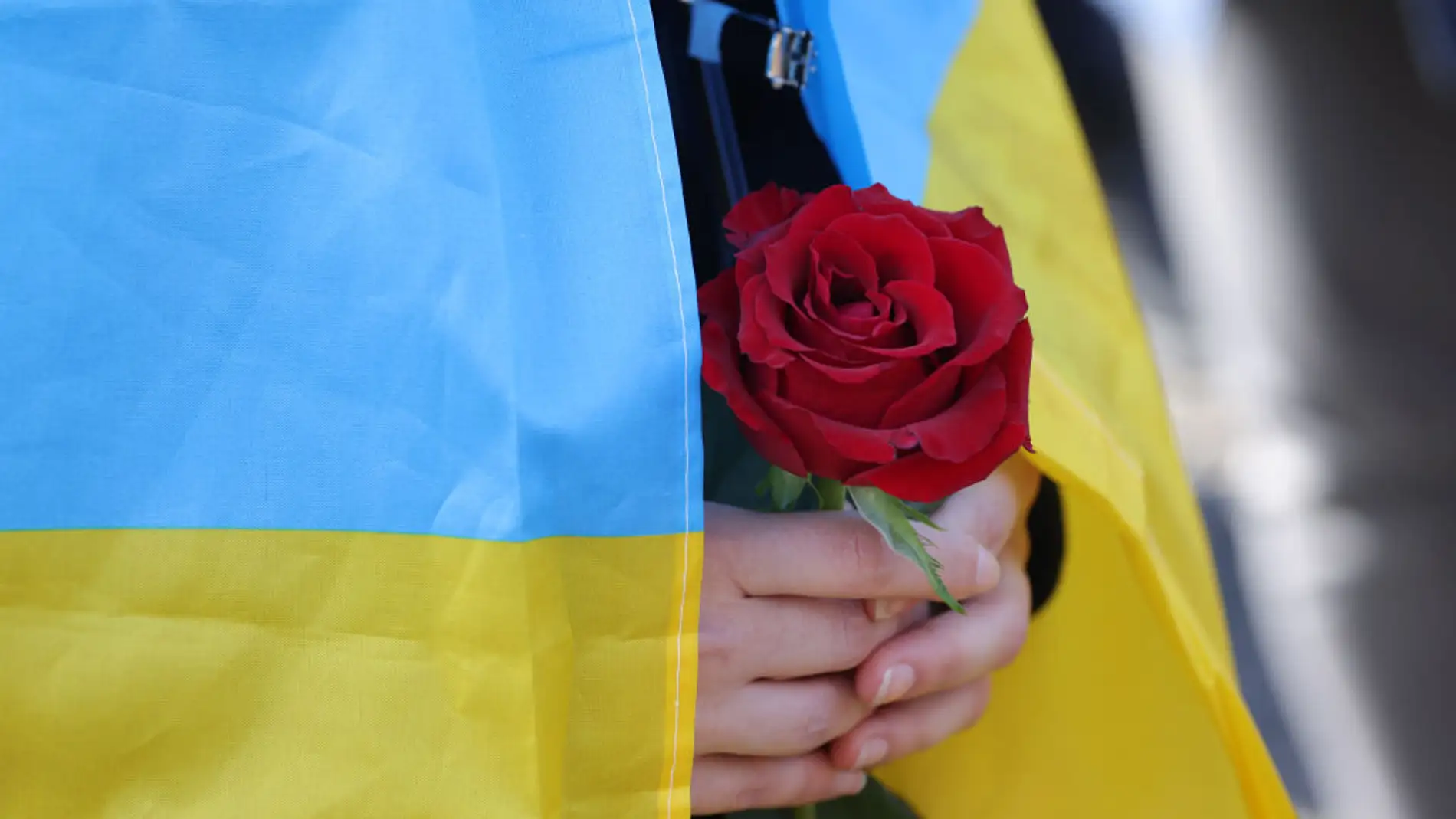 Imagen de archivo de una persona llevando una bandera de Ucrania como símbolo de solidaridad