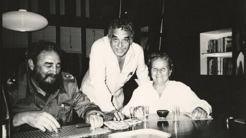 Carmen Balcells con Gabriel Garc&iacute;a M&aacute;rquez y Fidel Castro