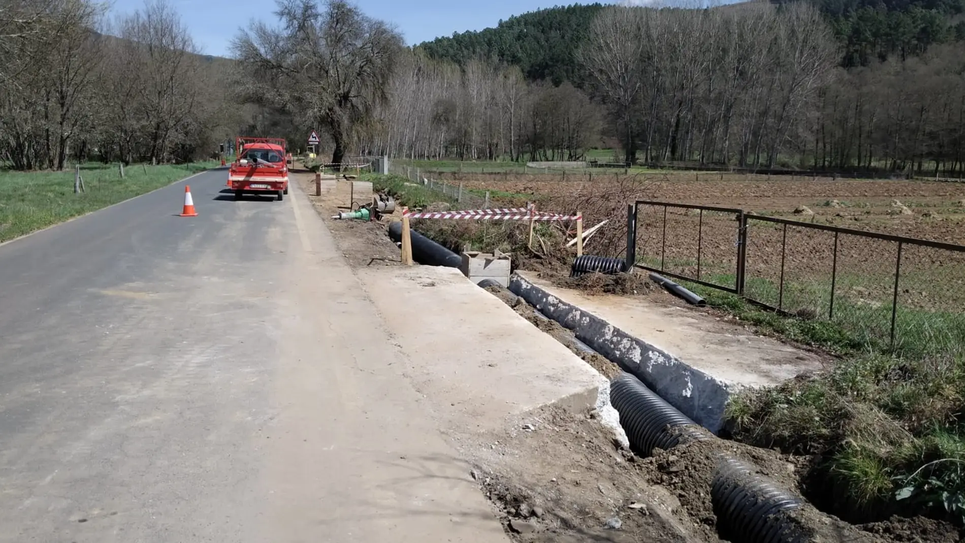 A Xunta traballos de seguridade viaria na estrada OU-112 ao seu paso por Laza
