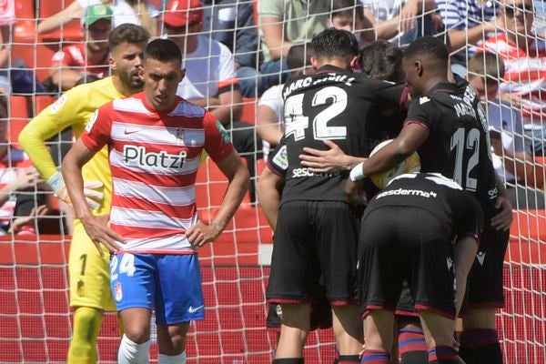 El Granada CF cae goleado ante el Levante, aunque aún sigue fuera del descenso El Granada CF cae goleado ante el Levante, aunque aún sigue fuera del descenso