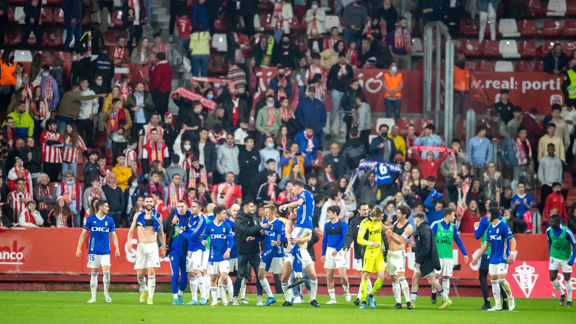 Los jugadores del Real Oviedo, al término del partido en El Molinon