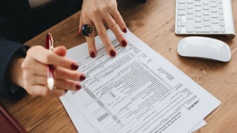 Una mujer haciendo la declaración de la renta | Foto: Pexels