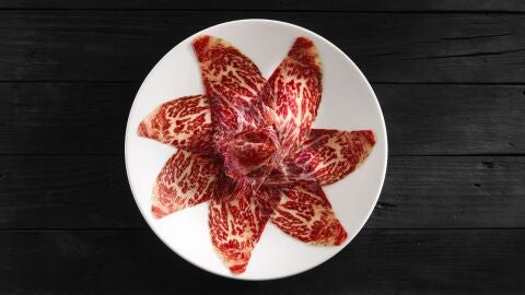 Plato de cecina cortada fina