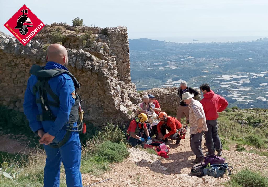 Rescatan a una senderista de 73 años con lipotimia y lesión de muñeca en Callosa d'en Sarrià Rescatan a una senderista de 73 años con lipotimia y lesión de muñeca en Callosa d'en Sarrià