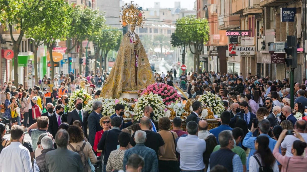 Calle de Elche abarrotada de espectadores durante la procesión de 'Las Aleluyas' de la Semana Santa de 2022.